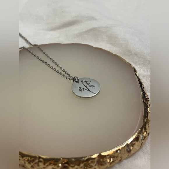 Dainty engraved FLOWER Pendant | SILVER Stainless Steel Necklace‎ - Picture 3 of 11